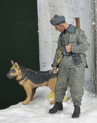 Hundeführer der Grenztruppen mit Hund Winter 1970-80