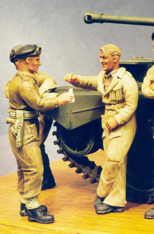 Englische Panzersoldaten bei der Zigarettenpause