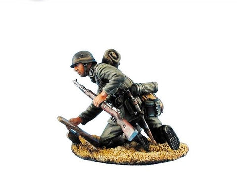 Wehrmachts soldier Crawling with rifle 98k