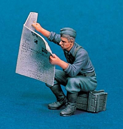 Deutscher Soldat beim Zeitung lesen 1943