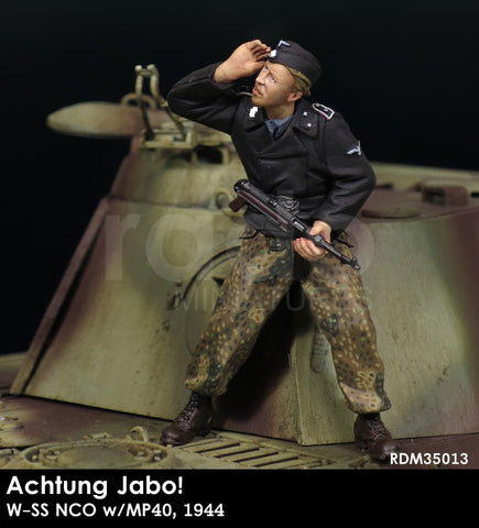 Achtung Jabo ! WSS Panzer-Oberscharführer mit MP40 1944