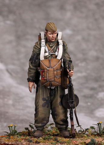 Russian paratrooper with MG DP-27 WWII