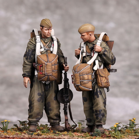 Russian paratrooper MG squad with DP-27 WWII