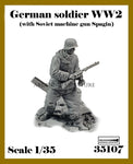 Deutscher Soldat mit russischer MP WWII