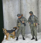 Hundeführer und Soldat der Grenztruppen mit Hund Winter 1970-80