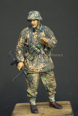WSS Grenadier with MP40 WWII