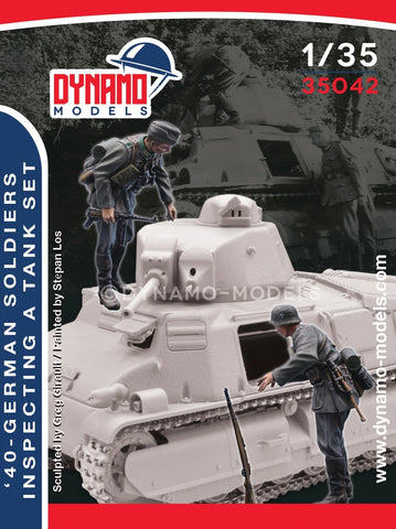 Wehrmachts Soldaten inspiziert einen Panzer Set 1940