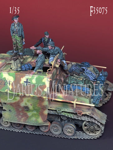 German WSS Panzer IV/70 crew with accessories WWII