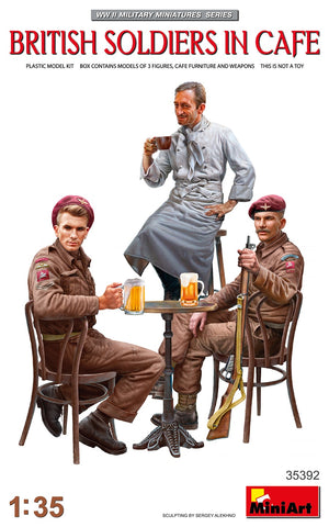 Britische Soldaten im Café WWII