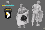 US Fallschirmjäger 101st Airborne Div. mit erbeuteter Kriegsflagge WWII