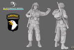 US Fallschirmjäger 101st Airborne Div. posiert für ein Foto WWII