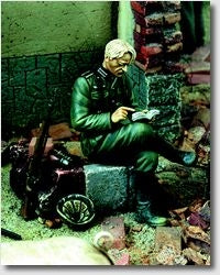 Deutscher Soldat beim lesen