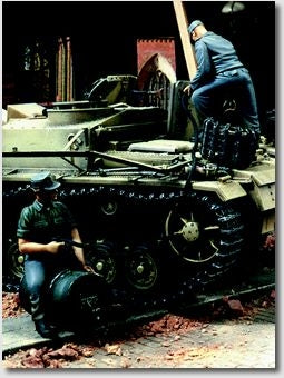 Deutsche Panzerbesatzung beim betanken