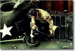 U.S. Panzersoldat beim betanken