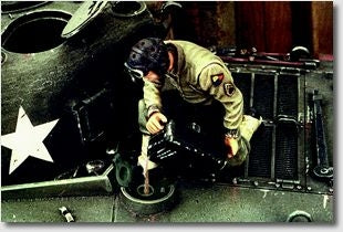 U.S. Panzersoldat beim betanken