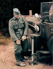 Deutscher Soldat mit Wagenheber WWII