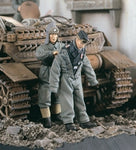 Deutsche Panzersoldaten beim umkleiden 1942
