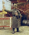 Deutscher Feldgendarm mit Mantel 1941-45