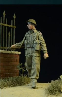 British/Commenwealth Infantry man walking 1942-45