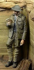 Britischer Infanterist liest seine Feldpost WWI