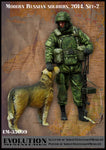 Moderner russischer Soldat mit Hund 2014