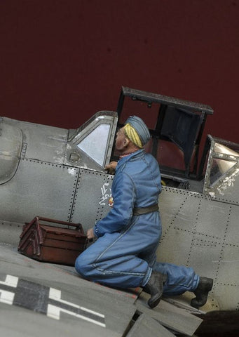 Luftwaffen Mechaniker kniet auf einer Tragfläche WWII