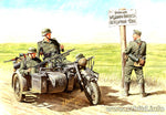 Deutsche Kradschützen bei einer technischen Pause 1940-43