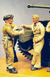 Englische Panzersoldaten bei der Zigarettenpause
