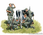 Deutsche Wehrmachtssoldaten beim melken einer Kuh