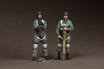 Fallschirmjäger Feldwebel & MG Schütze auf dem Flugfeld