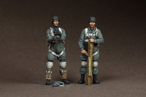 Fallschirmjäger Feldwebel & MG Schütze auf dem Flugfeld