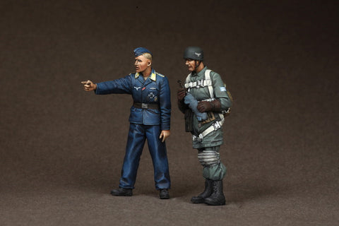 Fallschirmjäger Offizier & Feldwebel auf dem Flugfeld