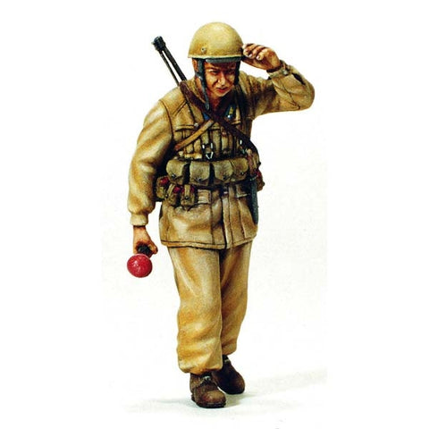 Italian paracadutista with anti tank grenade North Africa 1942-43