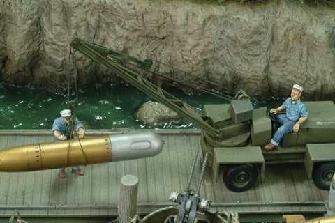 U S Matrosen verladen Torpedos