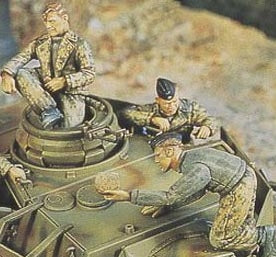 Deutsche Panzerbesatzung bei der Verpflegungspause