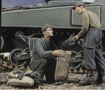 U S Panzersoldaten beim Sandsack befüllen
