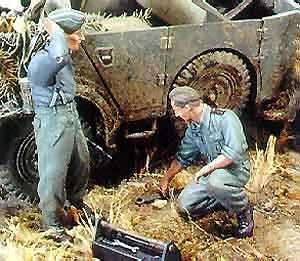 Deutsche Panzer-Schlosser bei der Arbeit 1943