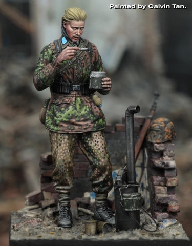 Deutscher WSS Soldat beim verpflegen mit Base