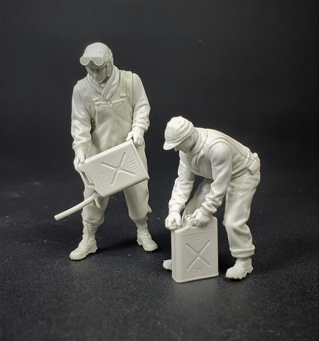 US tank soldiers refueling WWII set