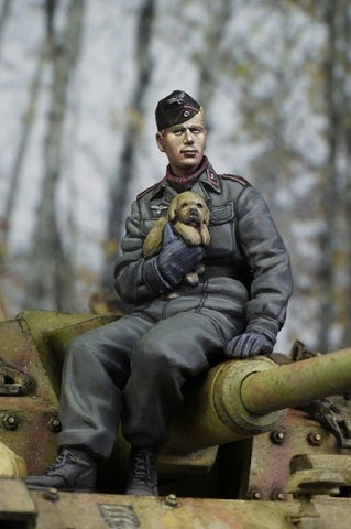 Deutscher Wehrmachts Richtschütze mit kleinem Hund