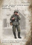 Deutscher Soldat mit Mundharmonika 1943