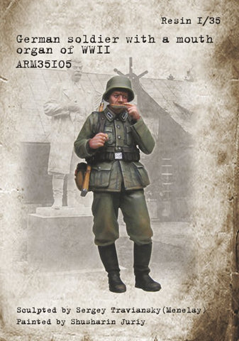 Deutscher Soldat mit Mundharmonika 1943
