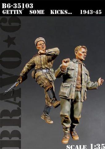 Russischer Soldat tritt deutschen Kriegsgefangenen 1943-45