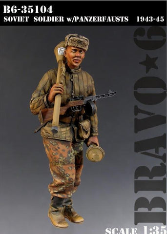 Russischer Infanterist mit Panzerfäusten 1943-45