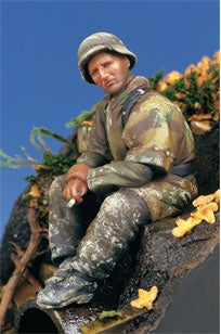 Deutscher WSS Grenadier bei einer Zigarettenpause