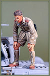 D.A.K. Panzersoldat inspizierend