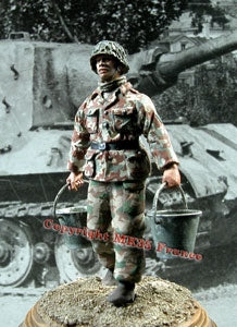 Deutscher Infanterist mit 2 Eimern