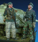Deutscher WSS Panzerkommandant mit Panzersoldat