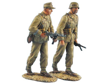 DAK Infantry men walking with MP40