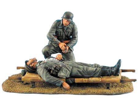 Wehrmachtssanitäter mit verwundeten Kameraden auf einer Trage